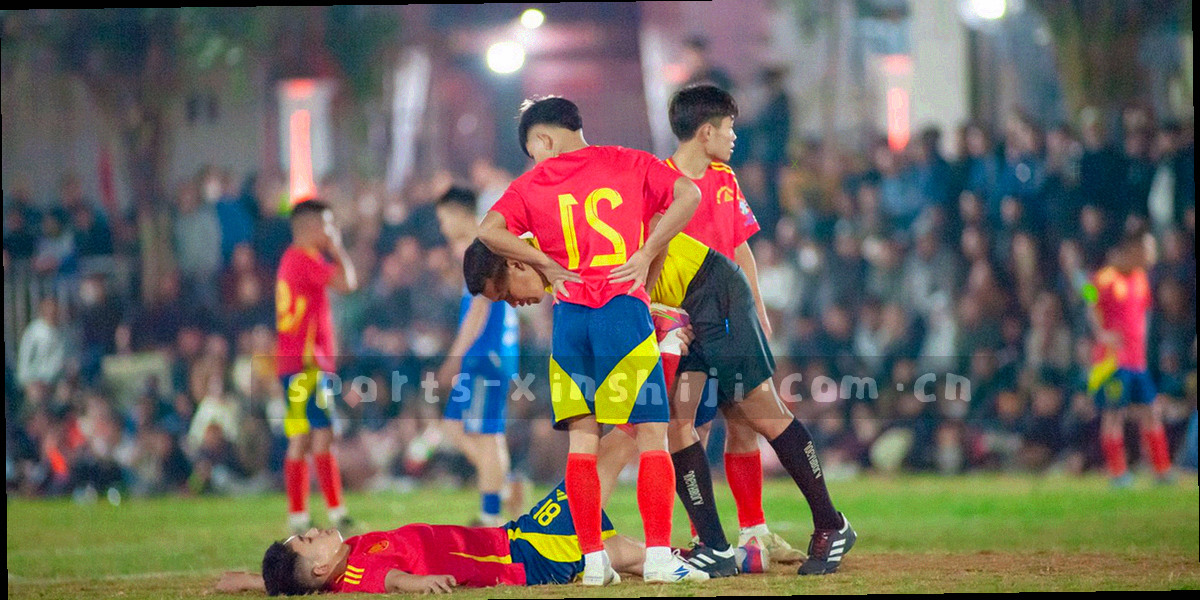 由网格纹理与几何锁形结构组成的抽象图形，象征个人信息保护